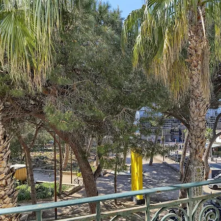 Family In Juan Les Pins אנטיב
